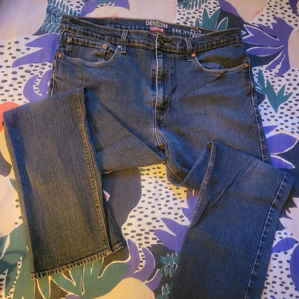 Amazing condition darker wash LEVI'S jeans - Picture 3 of 7